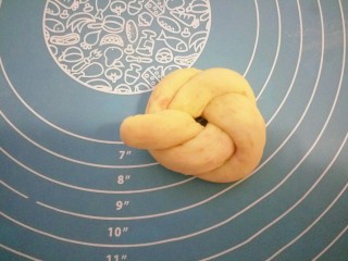 11、胡萝卜小餐包,长的一端再向里绕一圈