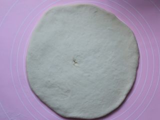 10、鸡肉蔬菜披萨,面团拿出来放在揉面垫上，擀成片，大小跟9寸烤盘大点就好