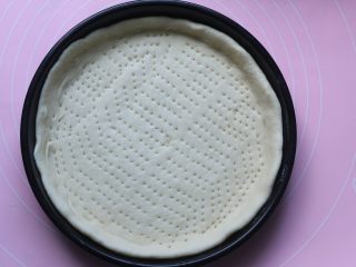 13、鸡肉蔬菜披萨,整理好的面皮，用叉子在表面叉洞，防止在烘烤时底下面皮鼓起来没法排热气