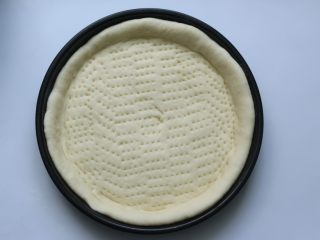 14、鸡肉蔬菜披萨,弄好面皮，放入烤箱里，进行二发10分钟就好，烤箱不用开发酵功能，直接放里面即可，面皮稍微发大一点就好