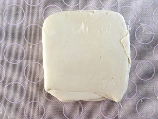 13、中式点心：千层酥,这样的步骤重复3次，擀成长方形，左右三对折再上下对折，最后将面团擀成略有厚度的长方形或者正方形；