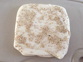 15、中式点心：千层酥,沾上芝麻；