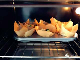 6、宝宝辅食：什锦咸味早餐面包玛芬，简单营养又美味！18M+,放入烤箱中层，180度，上下火，15-20分钟左右。