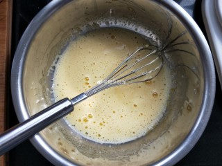 3、母亲节—康乃馨彩绘蛋糕,蛋黄打散，加入牛奶，玉米油，20克白糖。搅拌均匀