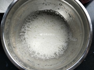 6、母亲节—康乃馨彩绘蛋糕,蛋清里加入柠檬汁，先打到有大泡泡，然后加入三分一白糖继续打