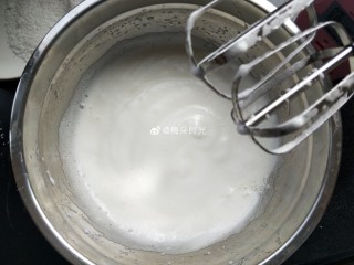 7、母亲节—康乃馨彩绘蛋糕,打到小泡泡，加入第二次糖