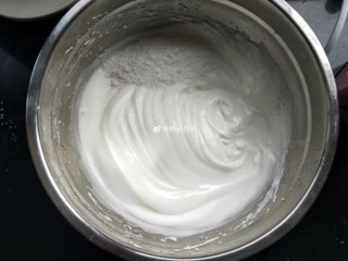 8、母亲节—康乃馨彩绘蛋糕,打到有纹路。加第三次白糖