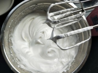 9、母亲节—康乃馨彩绘蛋糕,最后打到提起打蛋器。有小尖尖就可以了