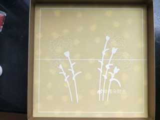 14、母亲节—康乃馨彩绘蛋糕,烤盘里铺上硅胶彩绘垫。