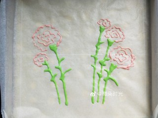 16、母亲节—康乃馨彩绘蛋糕,然后用粉色面糊画出花朵的脉络。画好后。放进烤箱烤2分钟，烤凝固。