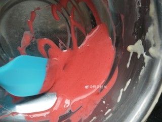 17、母亲节—康乃馨彩绘蛋糕,粉色面糊倒出来，继续加一点红色，调成大红色。