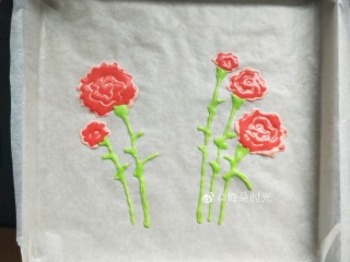 18、母亲节—康乃馨彩绘蛋糕,然后用大红色填满花朵，再放进去烤两分钟，凝固。