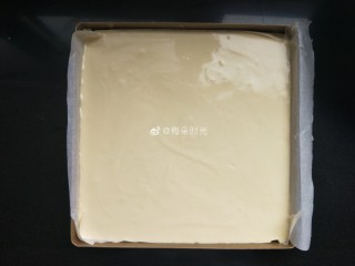 19、母亲节—康乃馨彩绘蛋糕,烤凝固以后，抽走硅胶垫，只剩油纸。把面糊倒进去。刮平，震出大气泡。进烤箱，上下火，150度，25分钟。