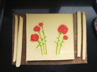 22、母亲节—康乃馨彩绘蛋糕,撕掉油纸，切去四周边缘。这是蛋糕卷的前身，可以翻过来抹上奶油或者果酱，卷起来。就是蛋糕卷。