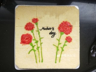 26、母亲节—康乃馨彩绘蛋糕,吃的时候可以像这样先切成方块。