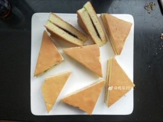 27、母亲节—康乃馨彩绘蛋糕,然后抹上果酱，再切成三角形，做成蛋糕三明治。