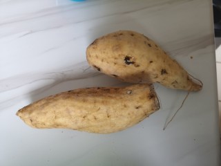 1、奶香拉丝紫薯饼,准备两个紫薯。不