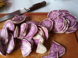 2、奶香拉丝紫薯饼,去掉皮，切成片儿。