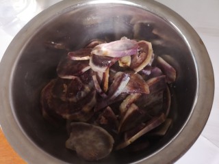 3、奶香拉丝紫薯饼,上锅蒸15分钟，把紫薯蒸熟。