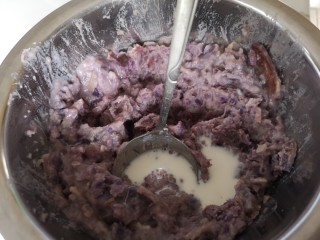 4、奶香拉丝紫薯饼,把紫薯加入牛奶。