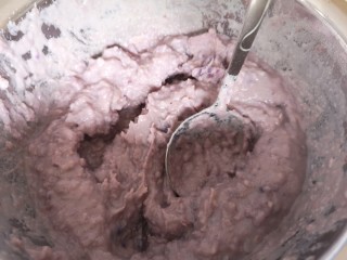 5、奶香拉丝紫薯饼,压成紫薯泥。