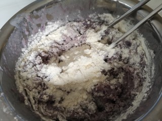 6、奶香拉丝紫薯饼,放入面粉。