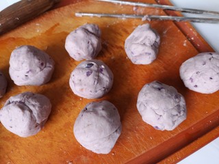 7、奶香拉丝紫薯饼,和成面团儿。然后分成小的面团儿。