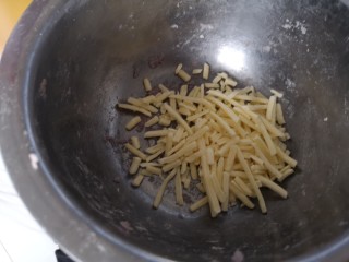 8、奶香拉丝紫薯饼,准备奶酪。