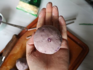 11、奶香拉丝紫薯饼,包在一起封口。