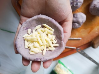 10、奶香拉丝紫薯饼,包入奶酪。