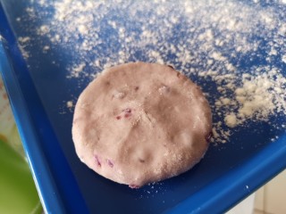 12、奶香拉丝紫薯饼,压成饼。