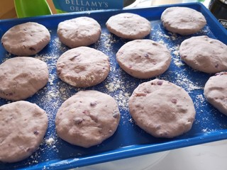 13、奶香拉丝紫薯饼,把剩下的面团儿都包入奶酪压成饼。