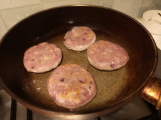 15、奶香拉丝紫薯饼,翻另一面儿煎至金黄。