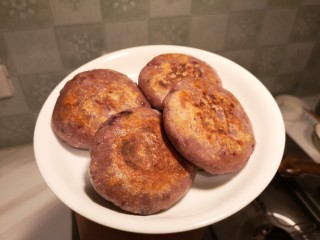 16、奶香拉丝紫薯饼,两面煎好之后盛出。
