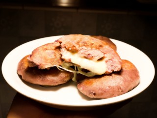 17、奶香拉丝紫薯饼,撕开饼就能看到流出来的拉丝的奶酪。