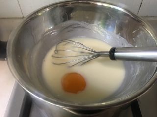 3、酸奶冻芝士蛋糕,加入蛋黄继续搅拌均匀。