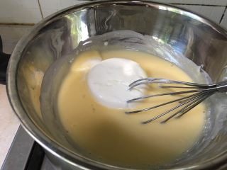 4、酸奶冻芝士蛋糕,倒入酸奶搅拌均匀成糊。