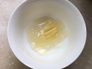 6、酸奶冻芝士蛋糕,吉利丁片剪碎用清水浸泡软。