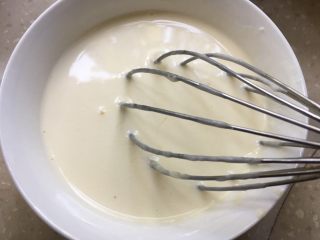 7、酸奶冻芝士蛋糕,牛奶和奶油混合均匀,用微波炉叮热加入泡软的吉利丁片快速搅拌融化。
