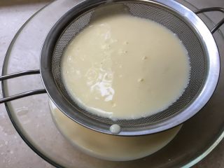 9、酸奶冻芝士蛋糕,酸奶芝士糊搅拌均匀后过筛一下。