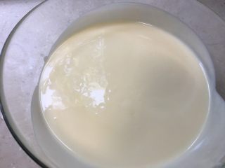 10、酸奶冻芝士蛋糕,过筛后的酸奶芝士糊放凉,趁有余温时倒入模具,放凉后加盖保鲜膜放入冰箱冷藏保存2小时以上。可以冷藏保存一夜后再食用最好。