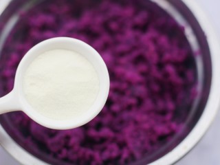 4、香甜软糯的奶香紫薯芝麻方饼,加入澳优能立多G4奶粉。