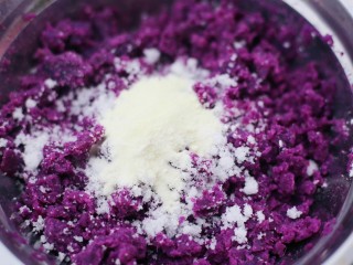 5、香甜软糯的奶香紫薯芝麻方饼,加入白糖。