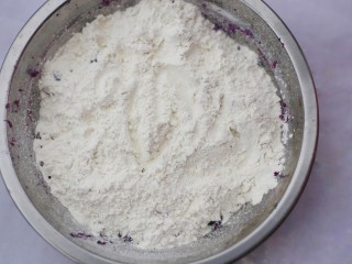 6、香甜软糯的奶香紫薯芝麻方饼,分多次加入面粉。