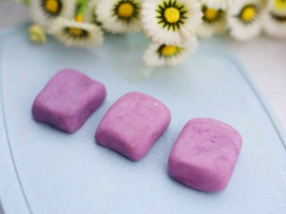 8、香甜软糯的奶香紫薯芝麻方饼,取小撮面团揉成小圆球然后捏成方块。