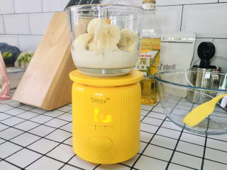 2、香蕉杯子蛋糕,加入牛奶。