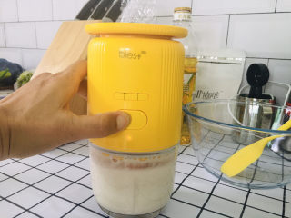 3、香蕉杯子蛋糕,打成糊状。