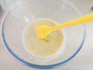 4、香蕉杯子蛋糕,加入玉米油。