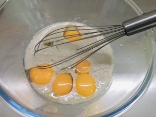 5、香蕉杯子蛋糕,放入蛋黄。