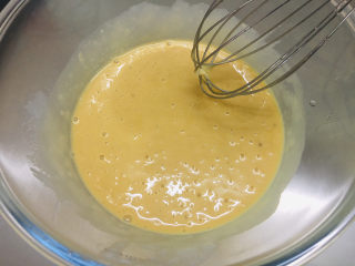 6、香蕉杯子蛋糕,搅拌均匀。